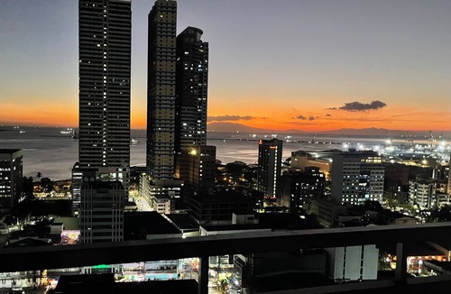 Ermita Condo | Modern Studio with Sunset View