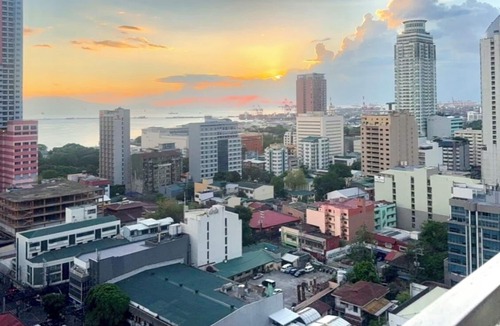 Ermita Condo | Modern Studio with Sunset View
