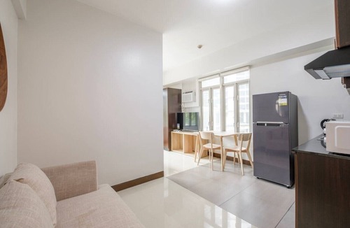 Bonifacio Global City Apartment | Modern Stylish Condo in McKinley Wi-Fi