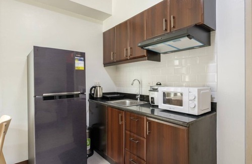 Bonifacio Global City Apartment | Modern Stylish Condo in McKinley Wi-Fi