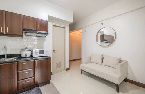 Bonifacio Global City Apartment | Modern Stylish Condo in McKinley Wi-Fi