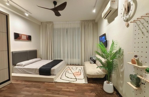 Johor Bahru Apartment | Molek Regency Studio 10 min Austin I 15 min CIQ -4pax PetFriendly, Netflix High Floor Unblock City Pool View, 1Carpark