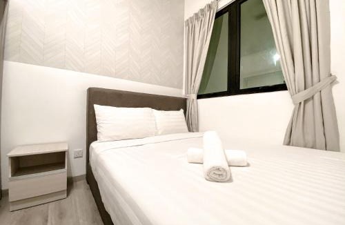 Central District Apartment | mosaic empty