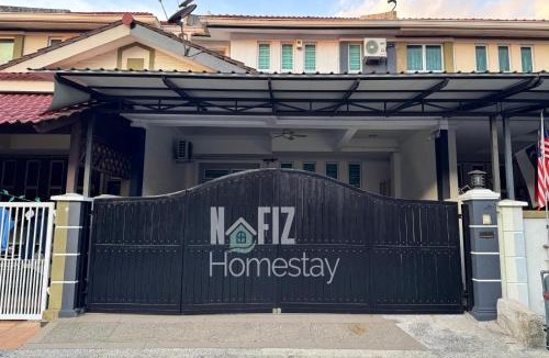 Malacca City House | NAFIZ Pool Homestay Melaka - Fully AC 4 Rooms with 3 Toilets, PS4