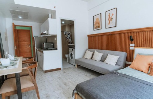 Minglanilla House | Near Anjo World Self Check In and Few Mins to SM Seaside with Pool Gym WIFI Netflix