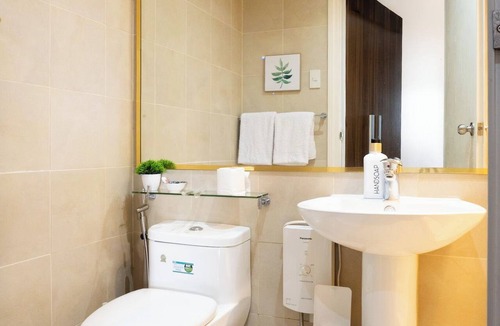Downtown Condo | New! 2BR w/City Views in Makati & Fast Wi-Fi!