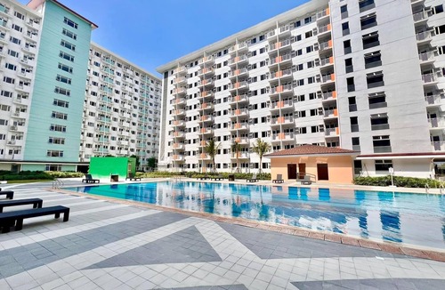 San Dionisio Condo | New 2BR w/Pool, fast Wifi, Netflix, Fitness area and near NAIA & SM