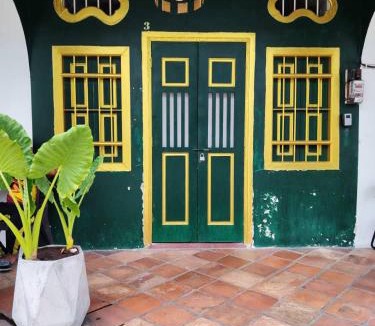 Downtown George Town House | New! 9 pax Georgetown Heritage Pre-war House 3BR