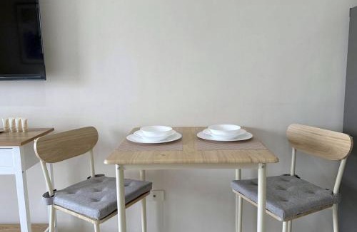Bakilid Apartment | New Cozy STUDIO, walk to SM Mall, Pool, WiFi
