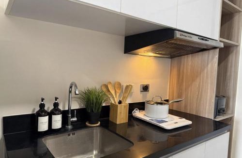 Bakilid Apartment | New Cozy STUDIO, walk to SM Mall, Pool, WiFi
