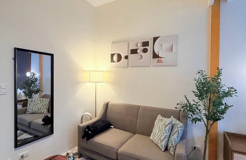 Bonifacio Global City Condo | NEW! Cozy & Stylish 350Mbps near Uptown Mall, Taguig BGC BackHome1