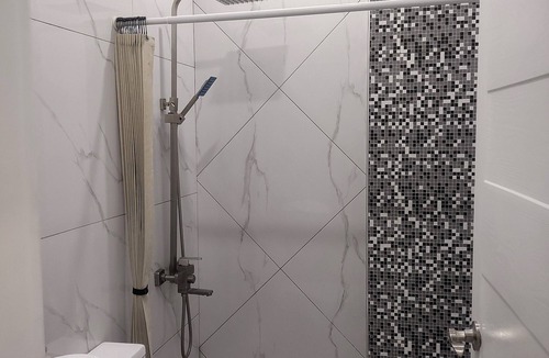Sampaloc Apartment | New Furn 1 Br/1 Bath/Kitchen, Manila-Univ Belt, AC, Hot water, Wifi, Netflix -u1