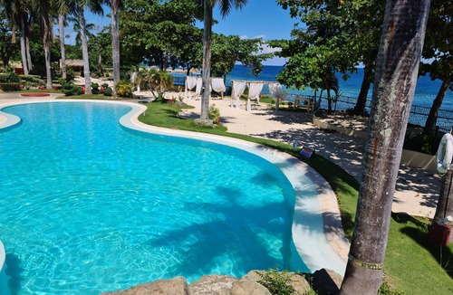 Lapu-Lapu Condo | new Lux. 2BR condo + 2 pools, woow oceanviews, Gym, Beach, behind Mactan Newtown