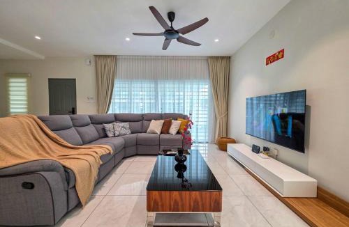 Mantin House | NEW Mantin 2 Storey Homestay 4R4B 19 people