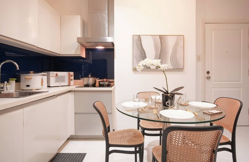 Downtown Condo | New! Modern Chic 2BR Condo with Fast Wifi