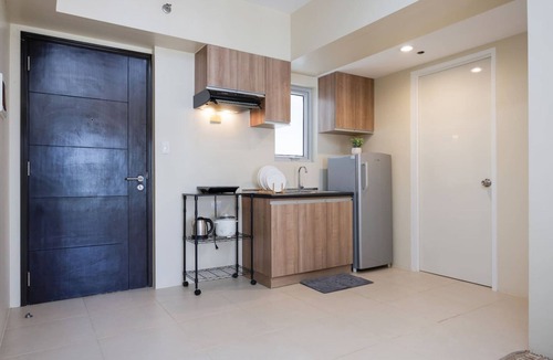 Lahug Apartment | Newly Renovated 1BR in IT Park—WiFi, Netflix+Pool