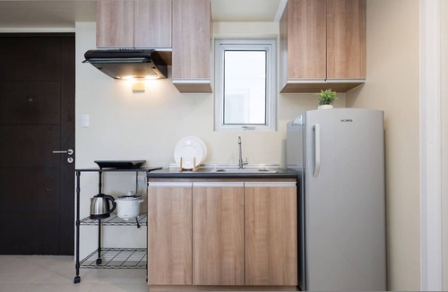 Lahug Apartment | Newly Renovated 1BR in IT Park—WiFi, Netflix+Pool