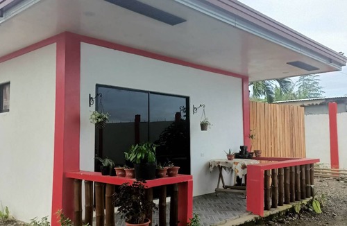 Malitbog House | Nice Bungalow by the bay. Spacious and private.