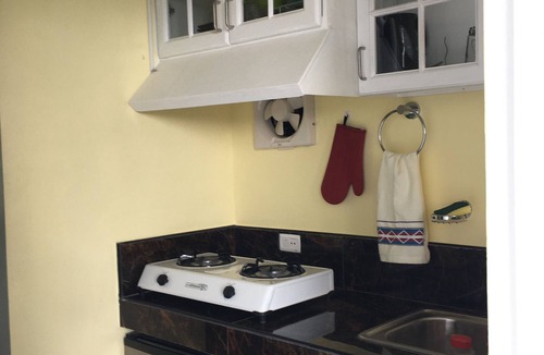 Zamboanguita Apartment | Nicely appointed studio in charming Zamboanguita with AC, WiFi