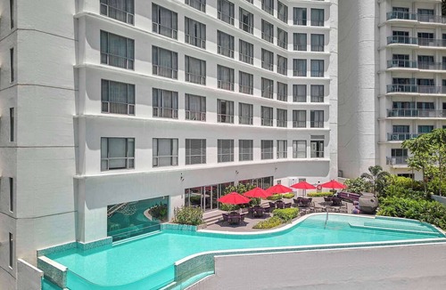 Mandaluyong Hotel | Novotel Suites Acqua w/City View
