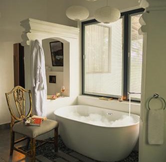 Anilao Hotel | Nuuk Taal Lake