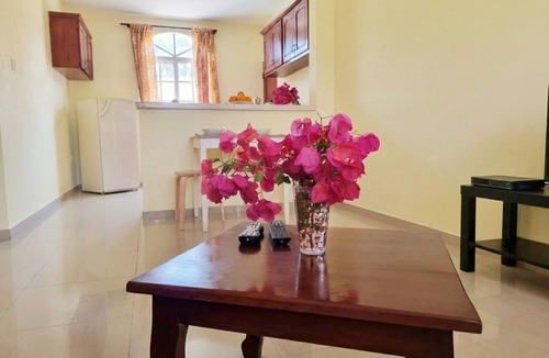 Costambar Apartment | Ocean Breeze 2BR Apt 50m to Beach Pool & AC