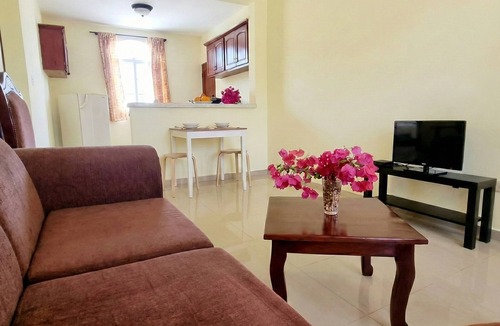 Costambar Apartment | Ocean Breeze 2BR Apt 50m to Beach Pool & AC