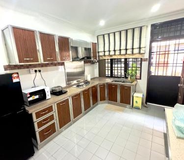 Kampung Tok Bidan House | Oma Residence Alor Setar l Free Netflix l Near City Centre