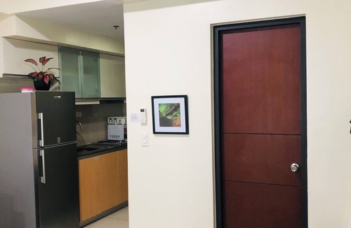 Guadalupe Nuevo Apartment | One Uptown Residence BGC 1BR, Netflix, w/pool use, fast WiFi