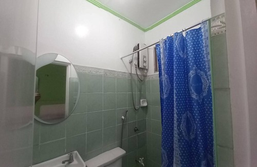 Naga Hotel | OYO 1048 Jomckayl Apartelle
