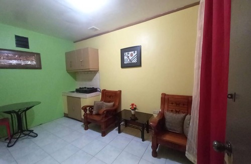 Naga Hotel | OYO 1048 Jomckayl Apartelle