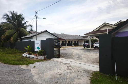 Kampung Pagar Besi Hotel | OYO 91244 Aufa Chalet