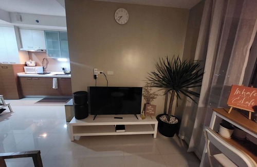 Pasig Condo | Panoramic Skyline Views Cozy Vibes Near It All
