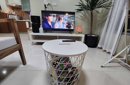 Pasig Condo | Panoramic Skyline Views Cozy Vibes Near It All