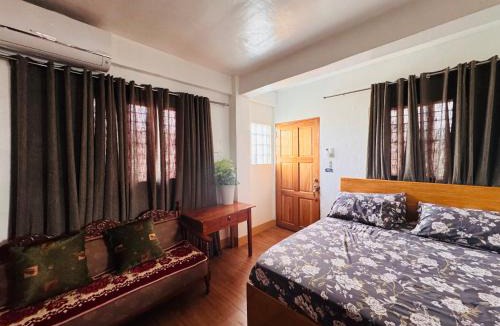 Virac House | Penthouse Unit with OceanView, Wifi, Free Parking at Sonia's Island Stay