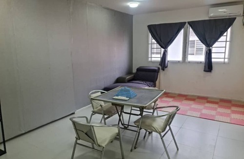 Lapan House | Perfect 5-bedroom house with AC in charming Melaka