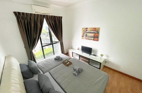 Taman Bukit Mewah Apartment | PLATINO Latest Pool View Family 3 BR Suite, Next to Paradigm Mall's new Theme park, Escape JB