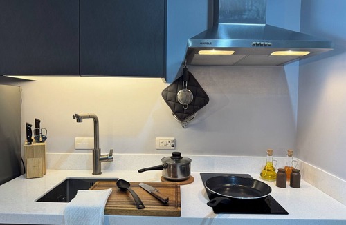 Downtown Condo | Poblacion| Full Kitchen | 500mbps Wi-Fi | Gym
