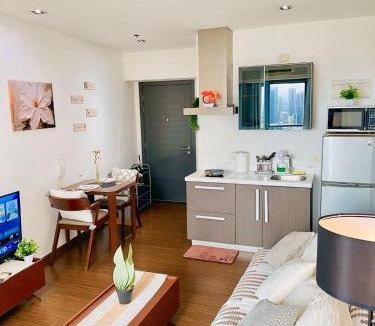 Downtown Apartment | Poblacion Makati with Pool, Gym, Jacuzzi, Pool Table and fast wifi