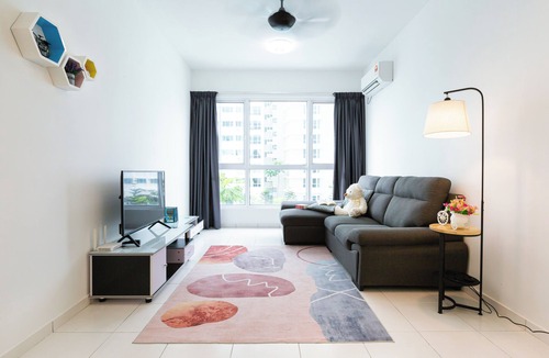 Seri Tanjung Pinang Condo | Pool View 3BR* Walk to SHOPS EAT * AC & Wi-Fi