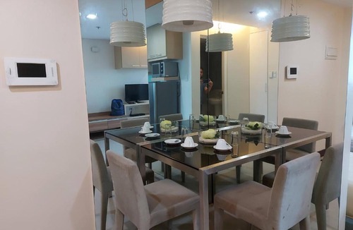 Wack-Wack Greenhills Apartment | Posh Beds with City View and Pools