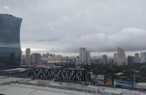 Wack-Wack Greenhills Apartment | Posh Beds with City View and Pools