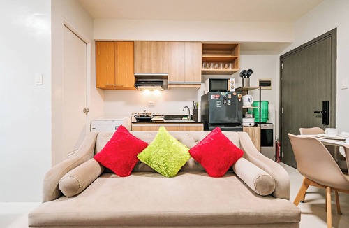 Las Pinas Apartment | Precious Florannjoe - Chic New Studio with Best Care