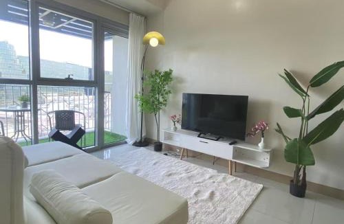 Tambo Apartment | Pretty 1BR with Balcony Facing Infinity Pool Manila Bay Sunset Near Airports Okada Solaire with Free Parking
