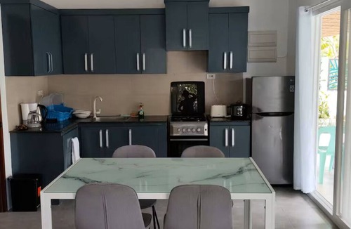 Danao House | Private 3 Bedrooms House with a quiet relaxing Garden, 6 min to Alona