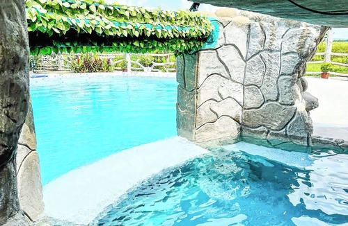 San Fernando Villa | PRIVATE OASIS RESORT: 5BR,3TB, Pool, Videoke,Wifi, Bbq,Venue Hall, Near NagaCity
