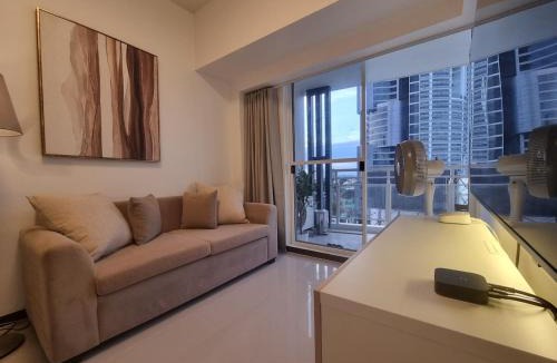 South Triangle Apartment | Queen Executive Suite near Solaire Casino and MRT