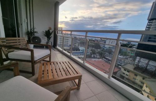 South Triangle Apartment | Queen Executive Suite near Solaire Casino and MRT