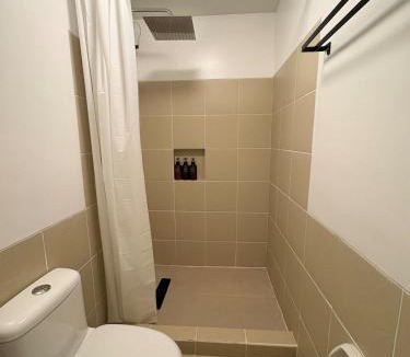 South Triangle Apartment | Queen Executive Suite near Solaire Casino and MRT