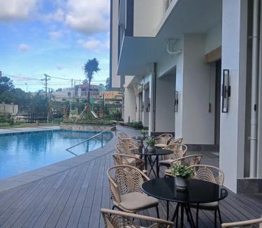 South Triangle Apartment | Queen Executive Suite near Solaire Casino and MRT